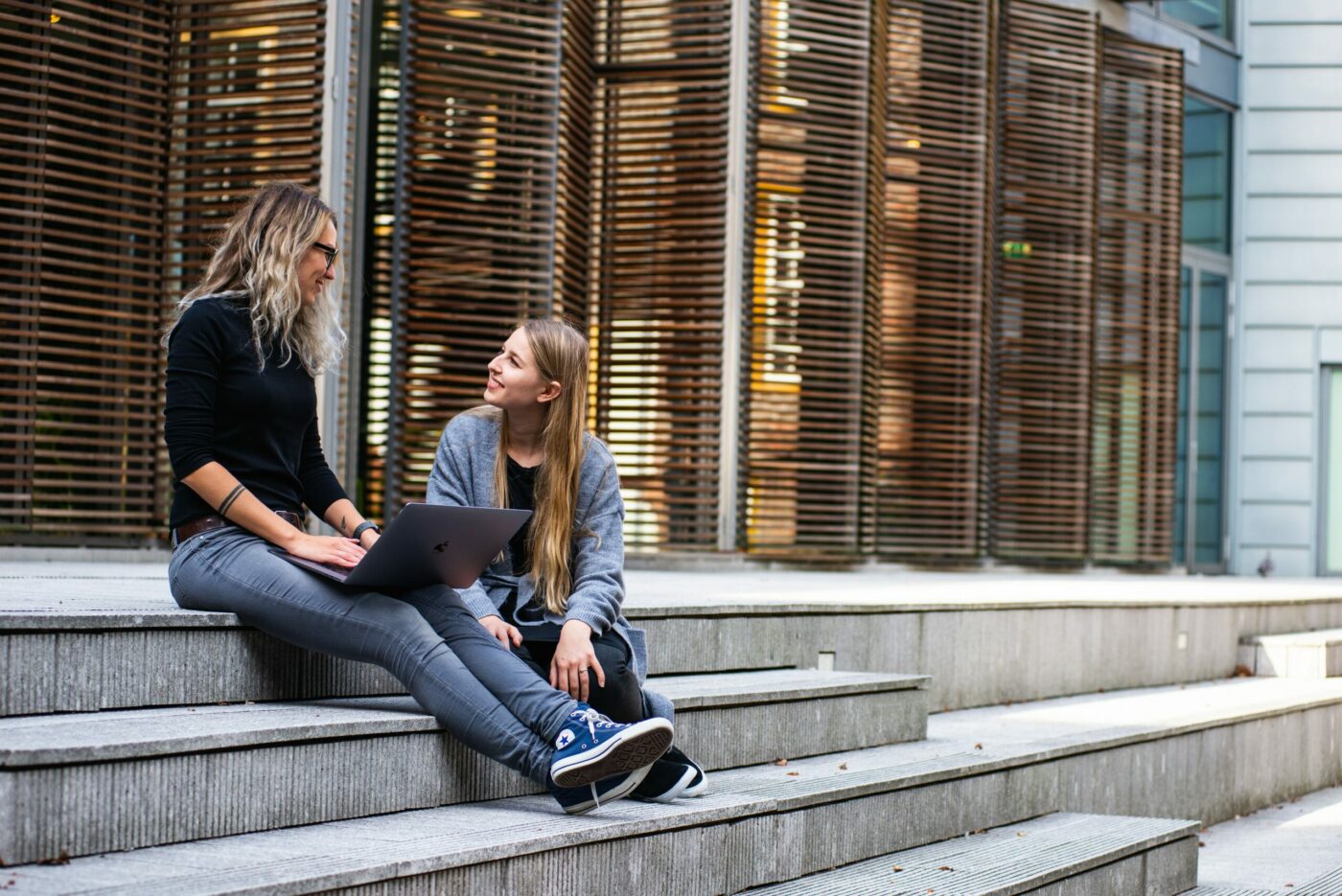 The Impact of Contact Management Apps on Interpersonal Communication