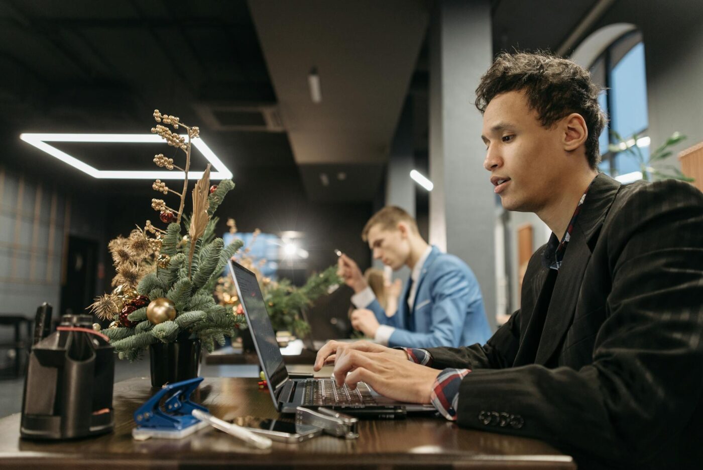 Managing Outreach and Contacts During the Busy Holiday Season: A Guide for Venture Capitalists and Real Estate Investors
